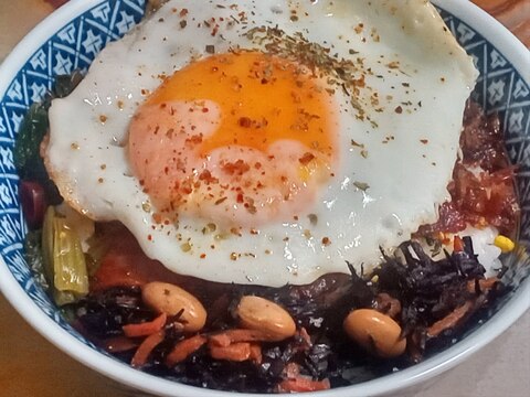 フリカケ＆惣菜のカリカリ豚丼☆半熟目玉焼き